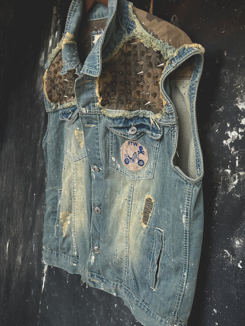 "Devil Made Me Do It" - Chaleco de mezclilla