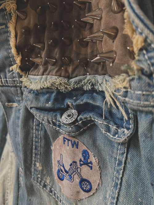 "Devil Made Me Do It" - Chaleco de mezclilla