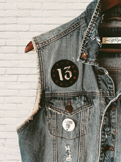 "Devil Made Me Do It" - Chaleco de mezclilla