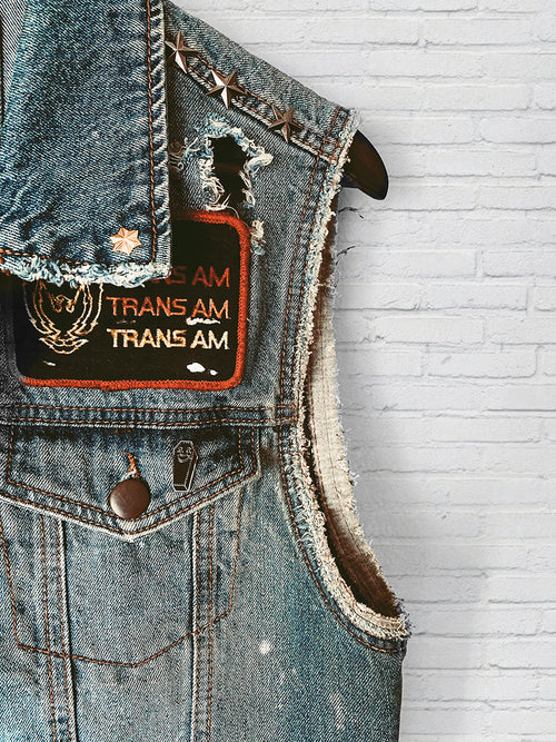 "Devil Made Me Do It" - Chaleco de mezclilla